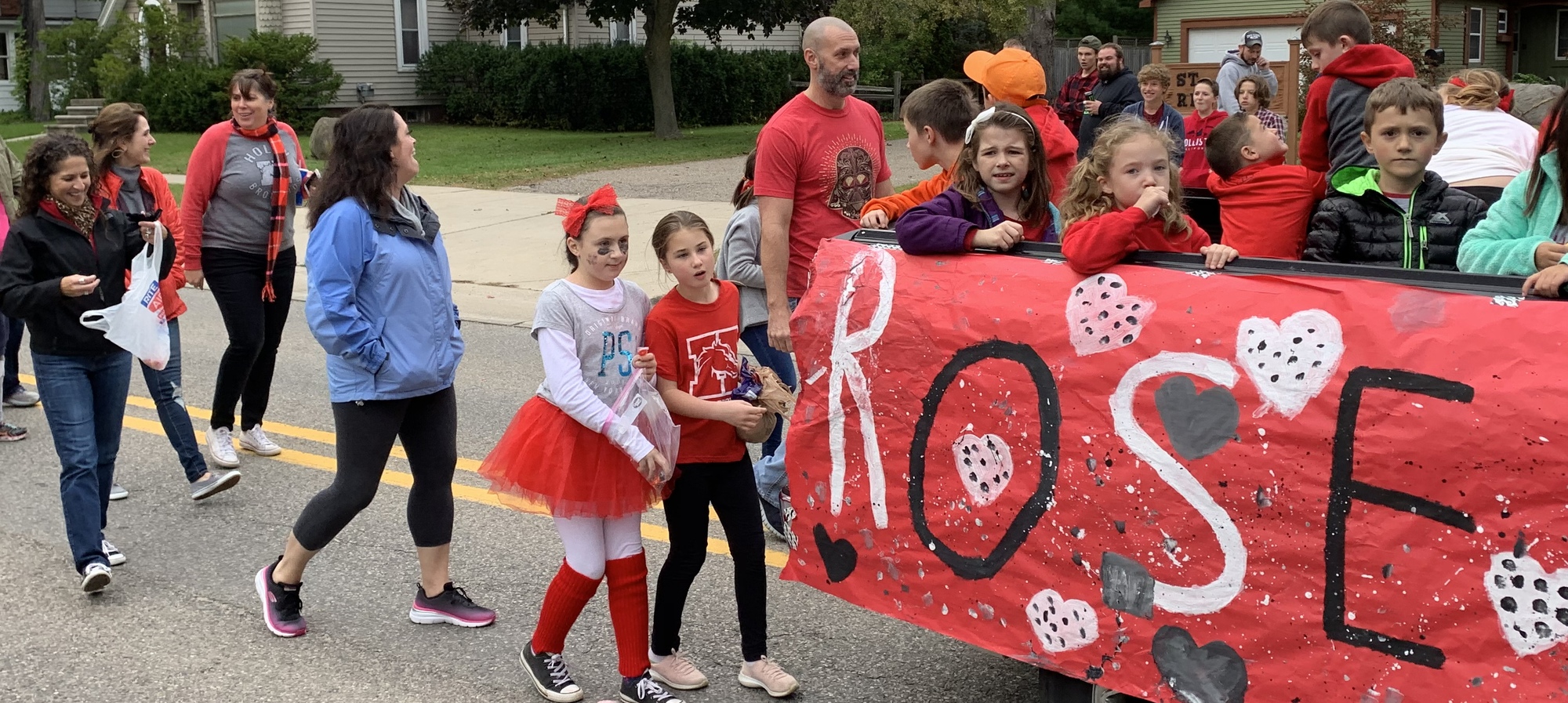 Rose Pioneer staff and students in the homecoming parade